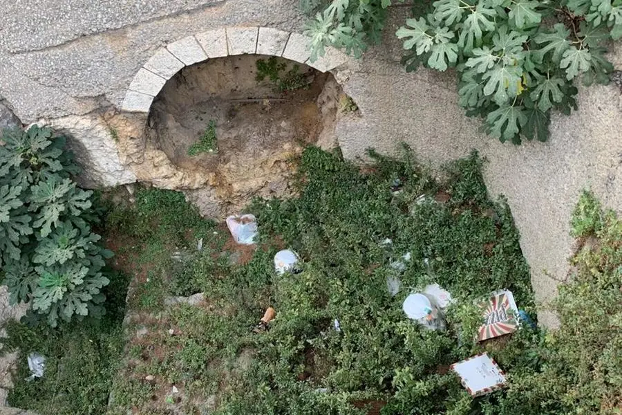 I rifiuti nella necropoli (foto scattata da Marcello Polastri)