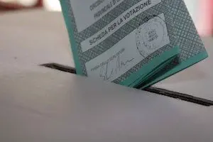 Una scheda in un'urna