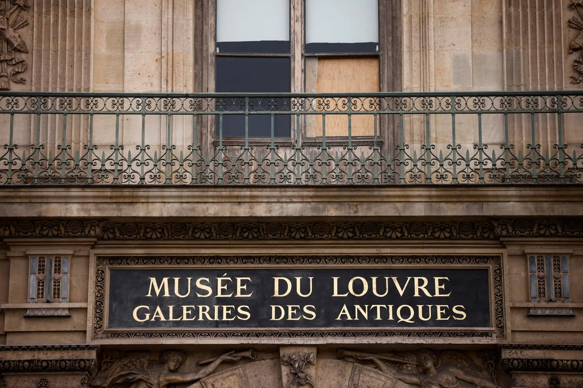 Una delle finestre rotte al Louvree di Parigi il giorno dopo la rapina (Ansa-Epa)