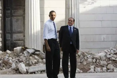 Obama tra le macerie de L'Aquila con Berlusconi