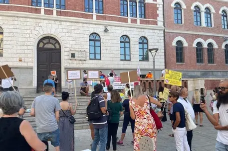 Una manifestazione No pass a Cagliari (Ansa)