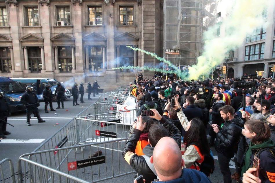 Barcellona, scontri tra indipendentisti e polizia