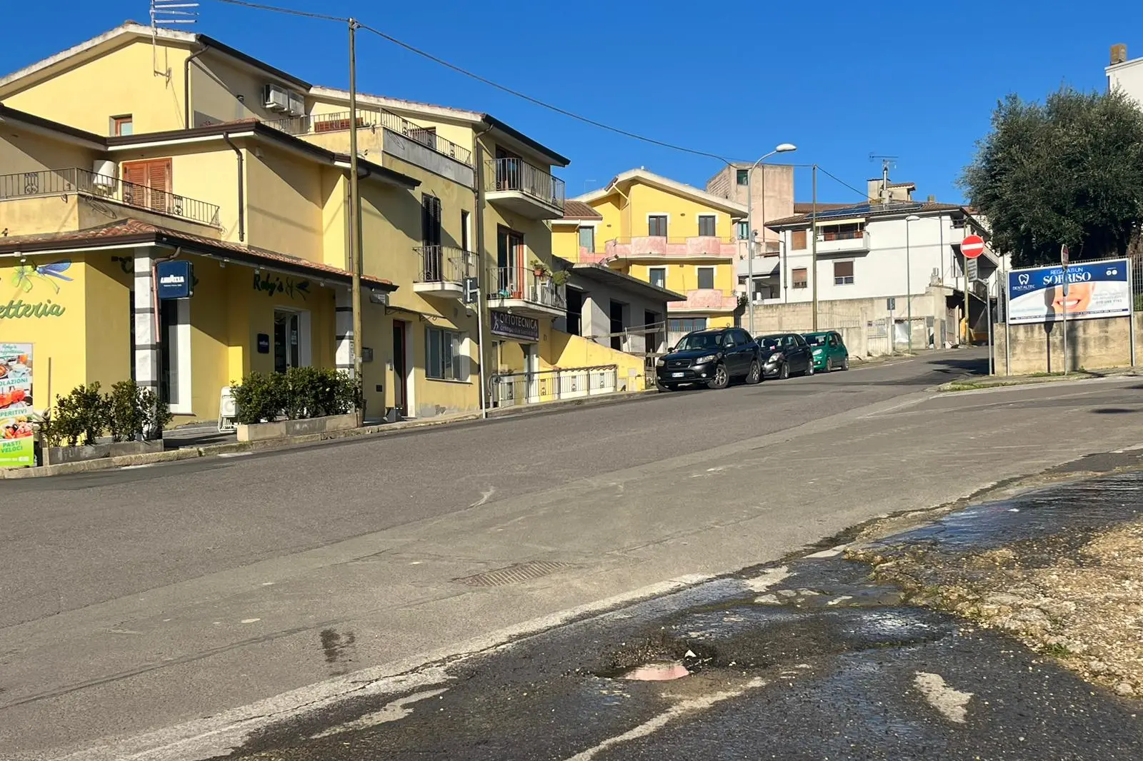 Perdite d'acqua in via Campioni (foto Sirigu)