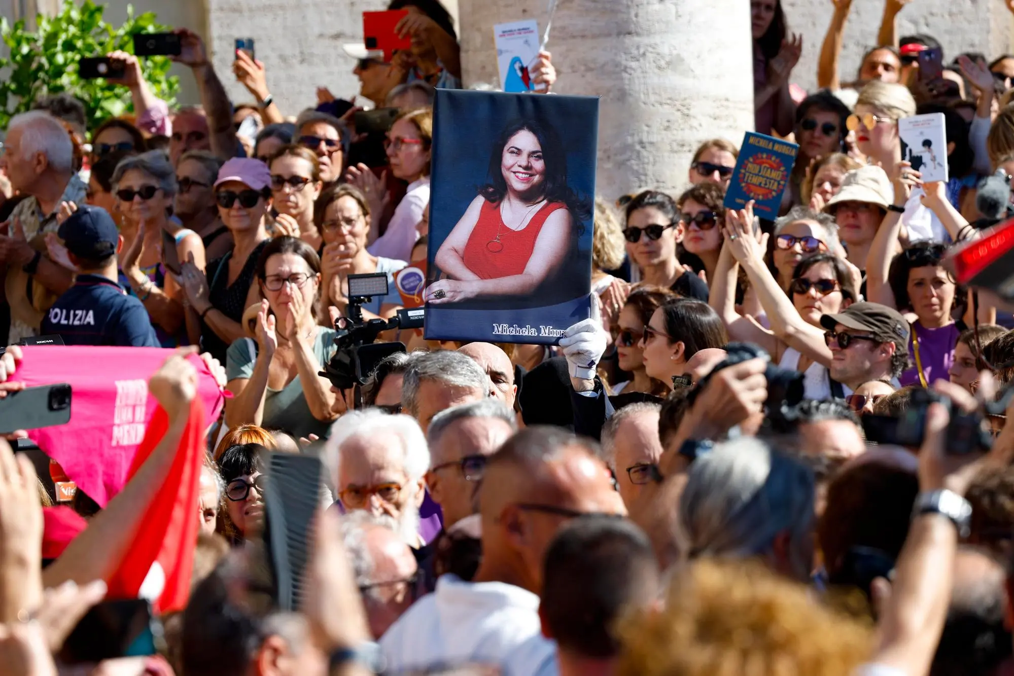 Il feretro della scrittrice Michela Murgia portato fuori dalla Chiesa degli Artisti al termine del funerale, Roma 12 agosto 2023. ANSA/FABIO FRUSTACI