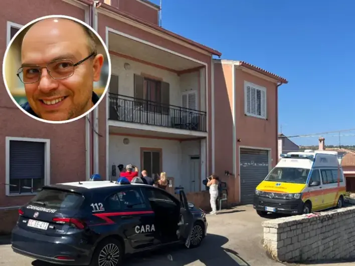 Pusceddu-Mord: Ein Durchbruch: Vier Festnahmen in Sulcis Carabinieri all'esterno della sede dell'associazione Intervol del 118 a Buddusò dove è avvenuto l'omicidio di Marco Pusceddu (nel tondo)