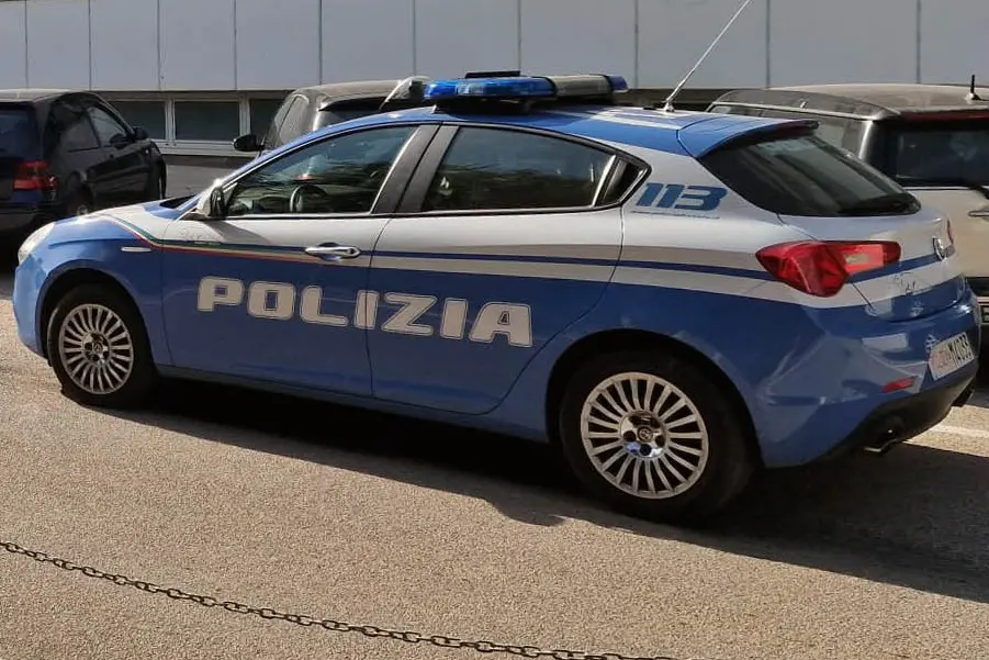 Un'auto della polizia a Sassari (foto Calvi)