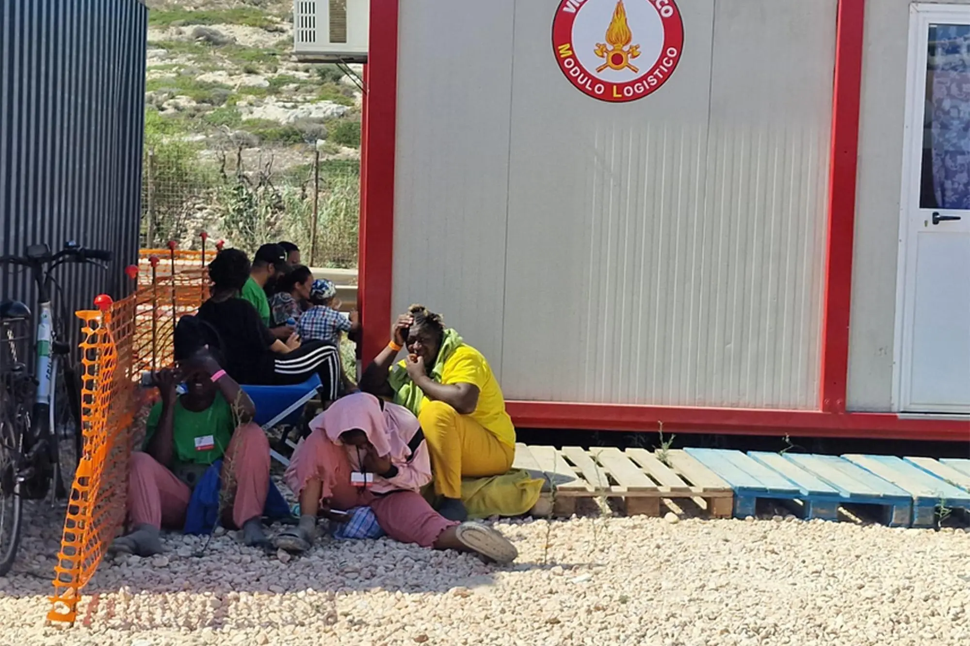 Migranti nell'hotspot di Lampedusa (Ansa)