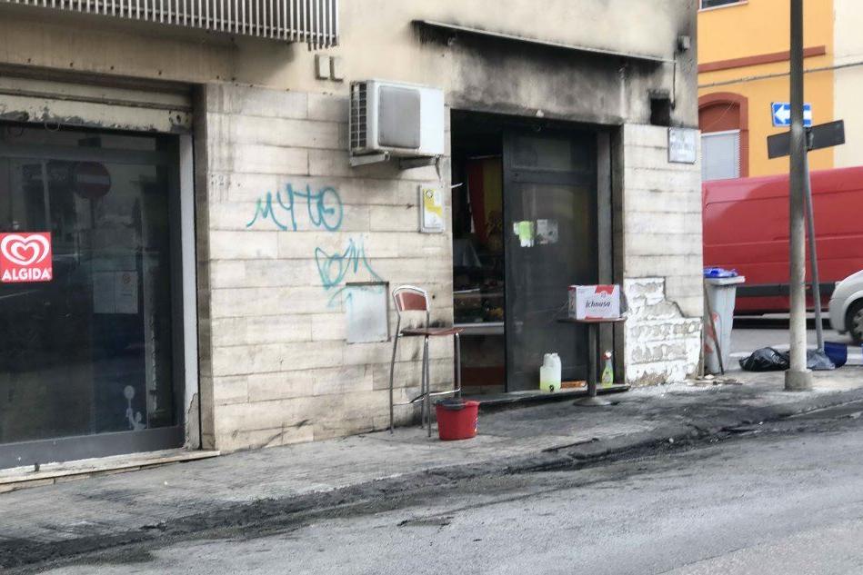 Il bar incendiato in via Pietro Micca a Sassari (foto Gloria Calvi)