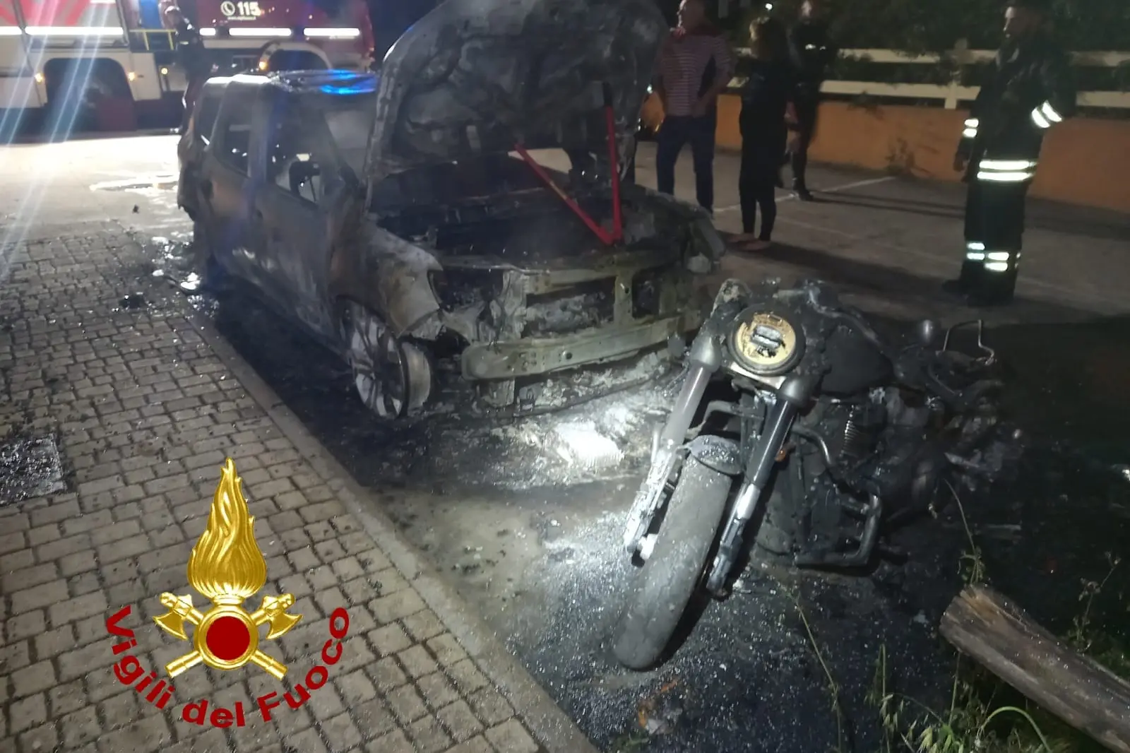 L'auto bruciata a Viddalba (Foto: Vigili del fuoco)