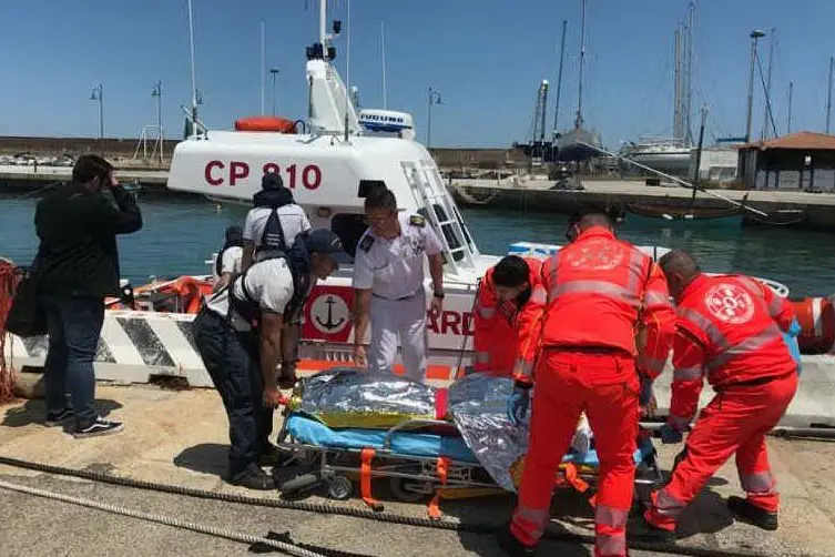 I soccorsi in banchina a Porto Torres (foto L'Unione Sarda - Pala)