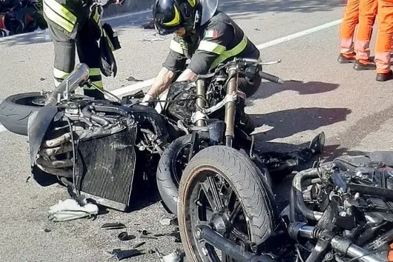 Le moto distrutte nell'incidente (Foto: Vigili del fuoco)