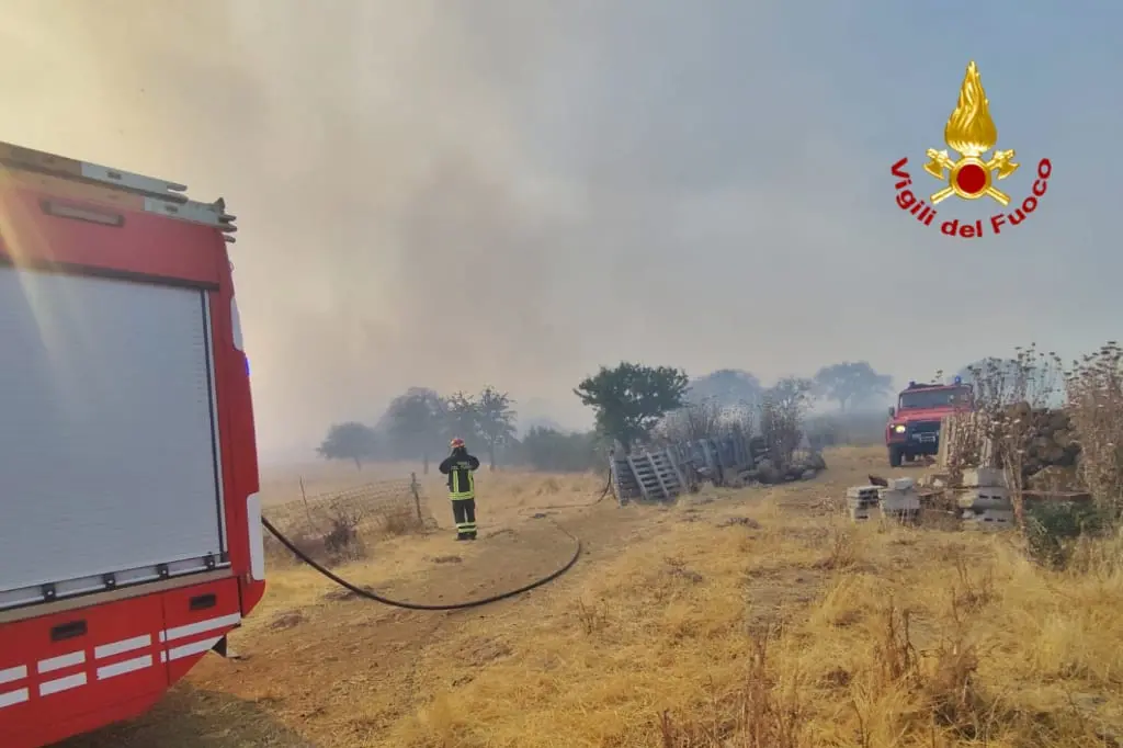 I vigili del fuoco spengolo il fuoco a Dualchi