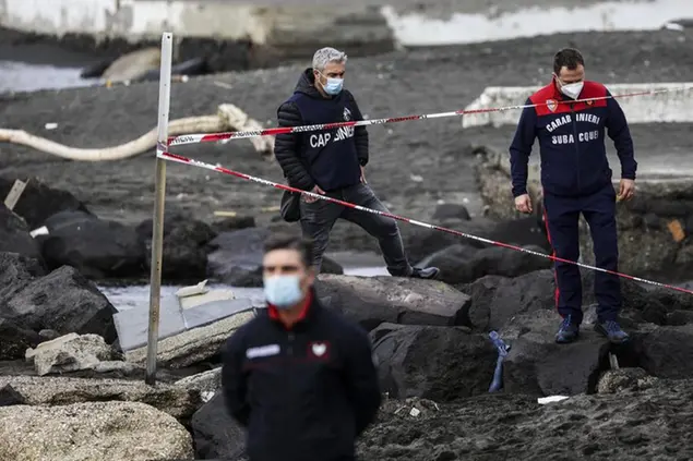 Sub e specialisti della scientifica dei carabinieri sulla spiaggia di Torre del Greco (Ansa-Fusco)