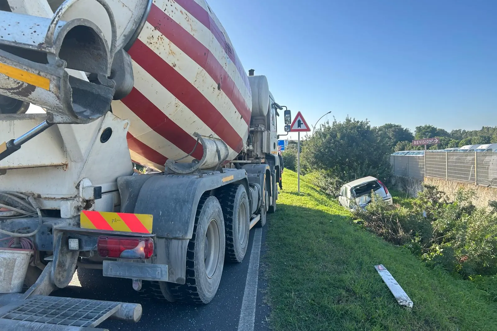 La betoniera e l'auto (foto Murru)