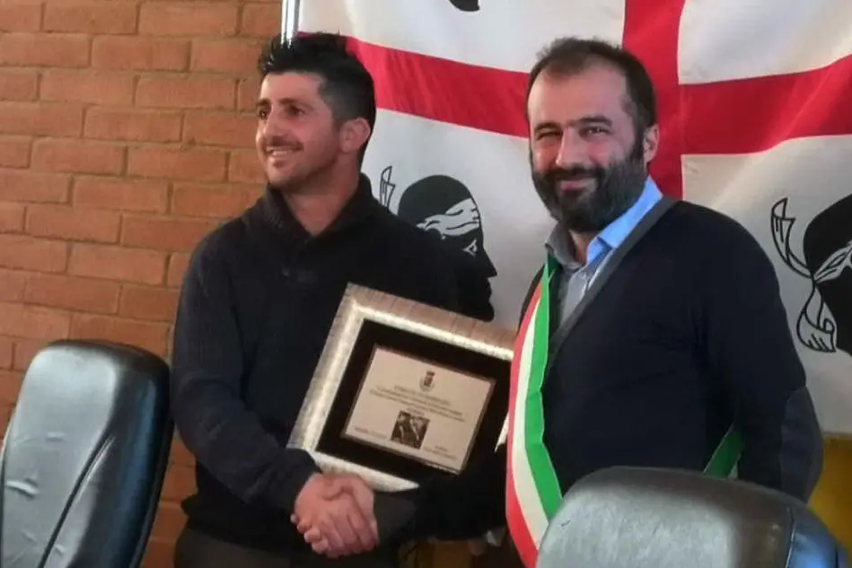 La premiazione di Sandro Gessa in Consiglio comunale a Marrubiu (foto Antonio Pintori)