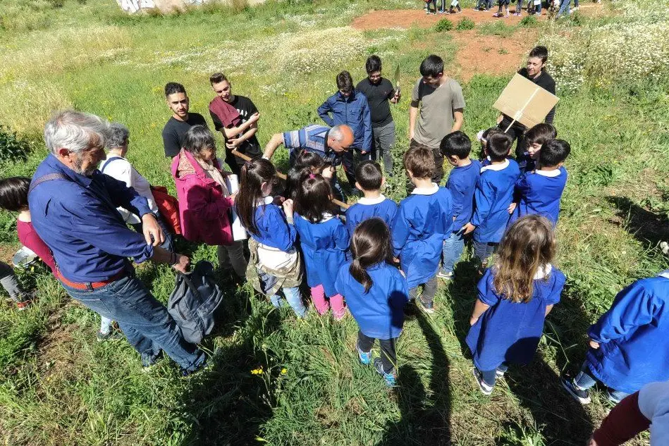 Gli studenti piantano alberi (L'Unione Sarda - Cucca)