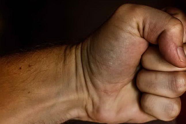 Paga per far spezzare le mani al figlio omosessuale: patteggia 2 anni