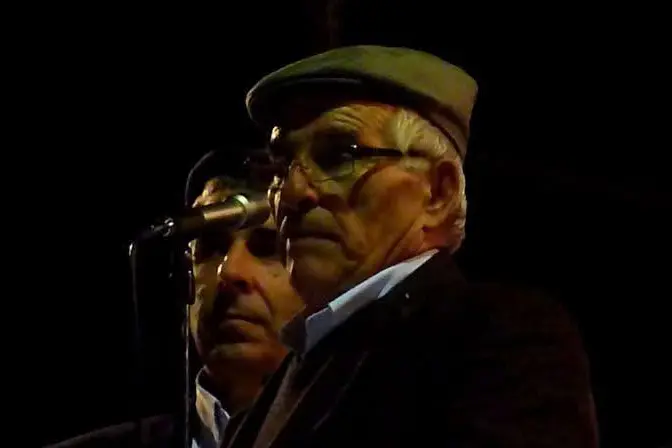 I poeti improvvisatori Bruno Agus (a sinistra) e Mario Masala sul palco (foto concessa)