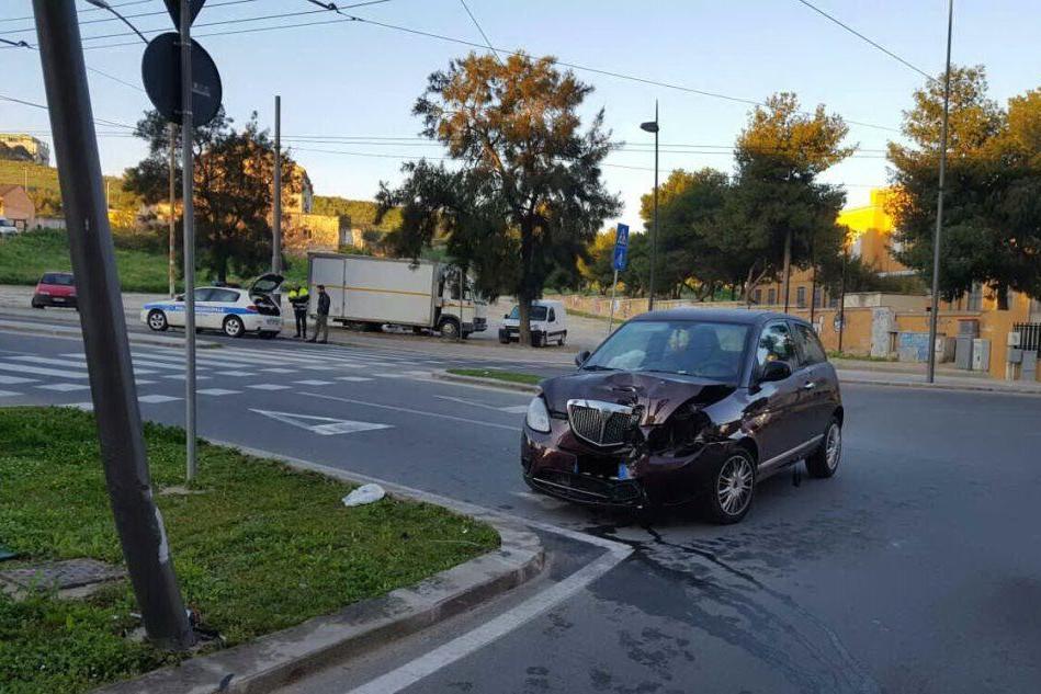 Auto abbatte un palo dell'illuminazione, il conducente era ubriaco: tre feriti in ospedale