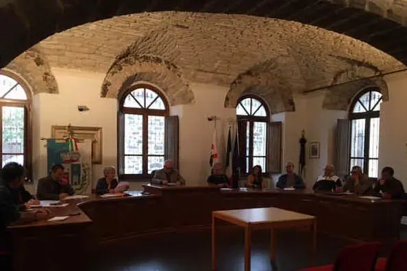 Una seduta del consiglio comunale di Sedilo