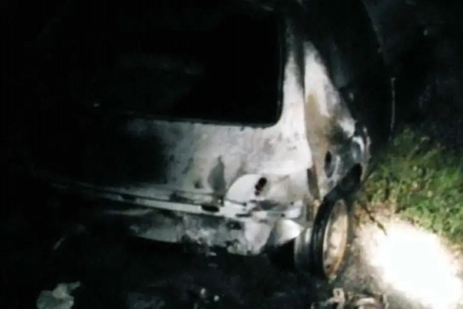 L'auto bruciata (Foto Antonio Pintori)