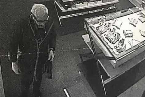 L'immagine delle telecamere a circuito chiuso del negozio di Torino