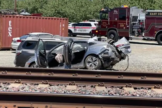 Scontro tra treno e auto in California: tre morti