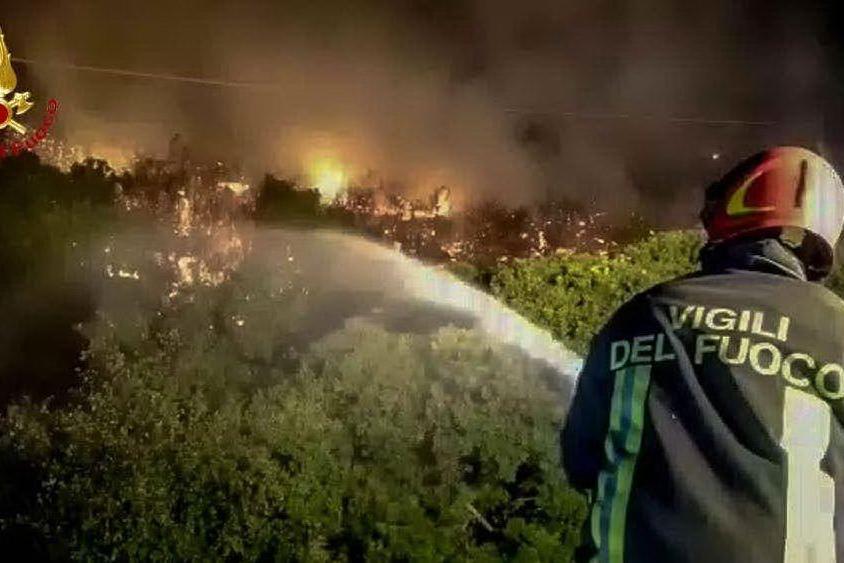 Inferno di fuoco a Budoni, paura per i turisti