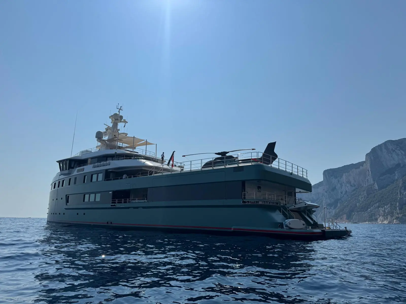 Lo yacht Anawa a Cala dei Gabbiani
