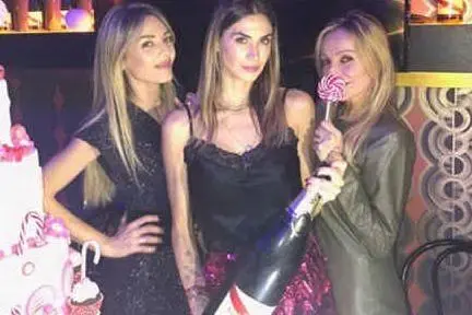 Melissa Satta e le amiche durante il compleanno (foto Instagram)