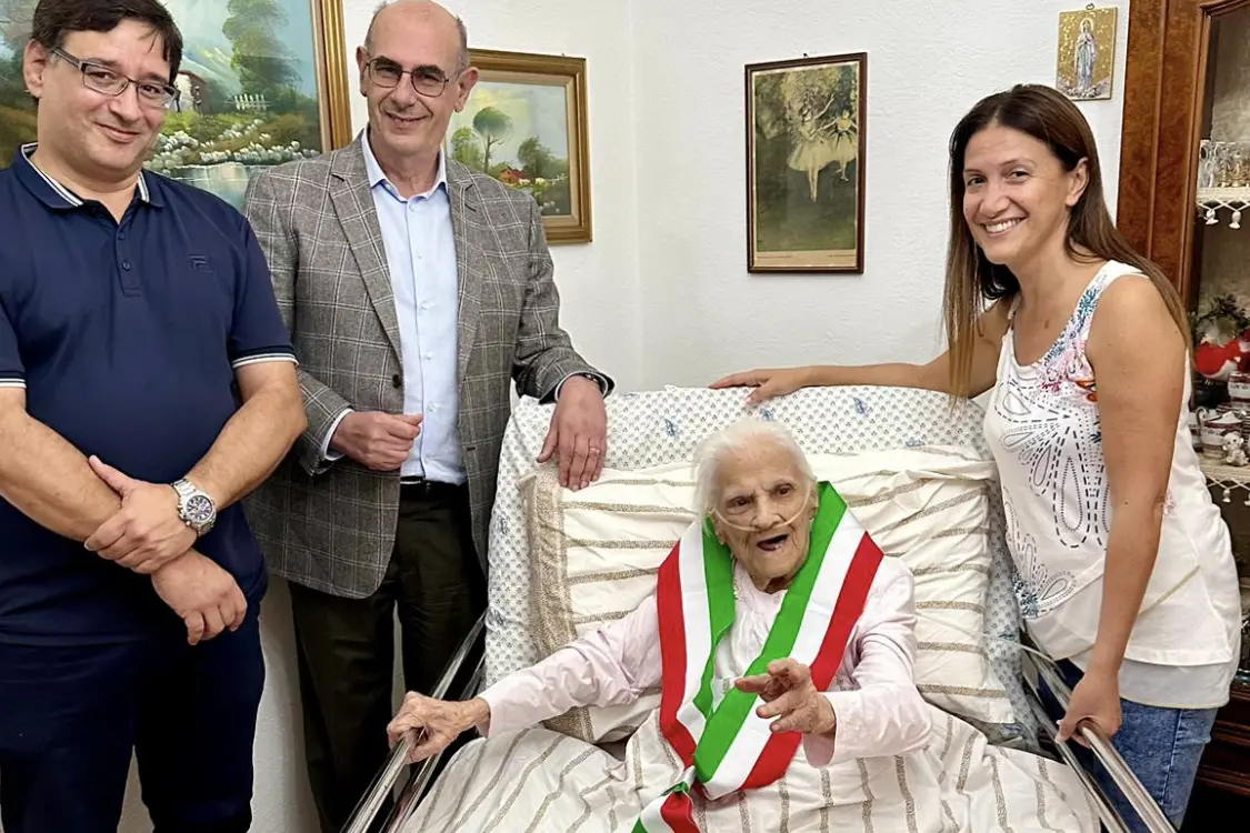 Nonna Maria insieme agli amministratori comunali