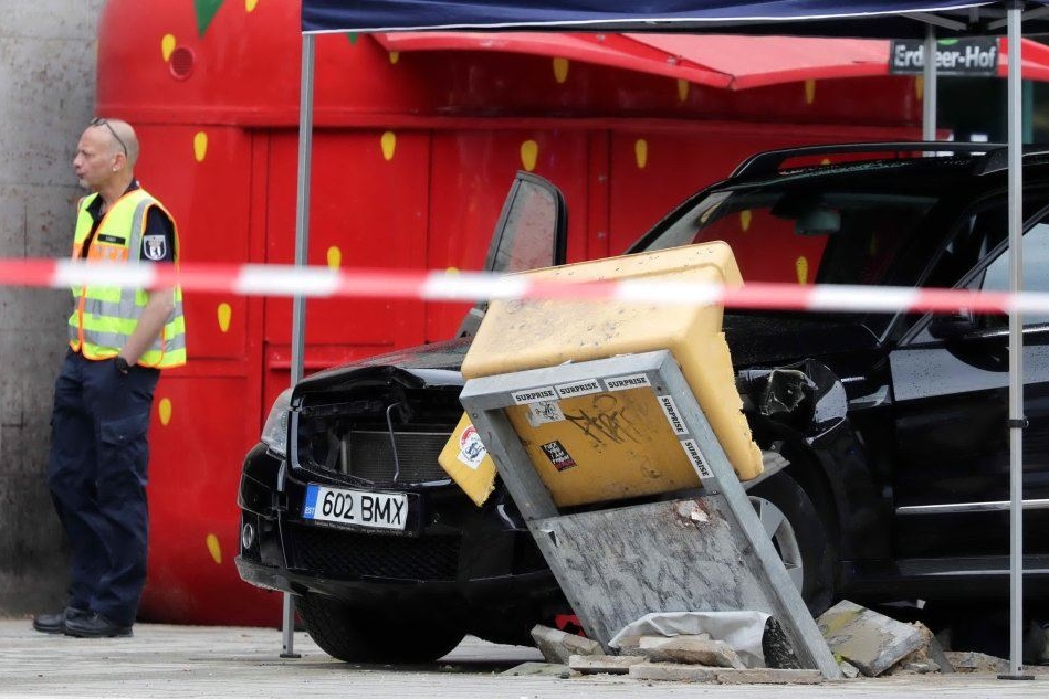 Auto sulla folla a Berlino: 7 feriti, 3 sono gravi