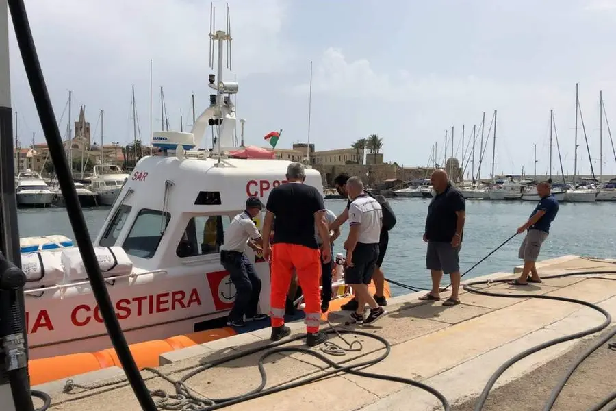 I soccorsi (foto Guardia Costiera di Alghero)