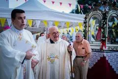 Don Modestino Floris alla cerimonia per i suoi 100 anni (foto archivio Unione Sarda)