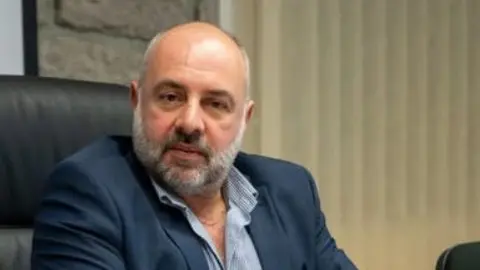 https://immagini.unionesarda.it/version/c:ODU2ZmE4NDgtMTUzMi00:ZTI4NDQ4OGEtZDlmMC00/image.webp?f=16:9