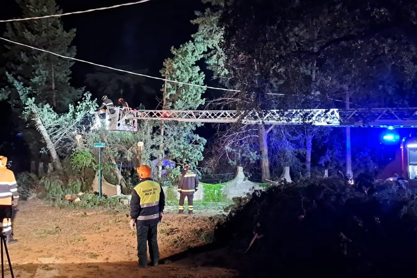 I vigili del fuoco al Villaggio delle mimose a Sinnai (foto Serreli)