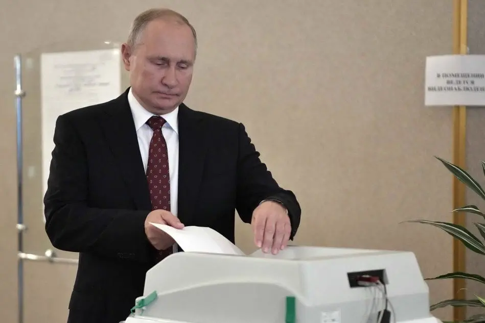 Vladimir Putin al voto (Ansa)