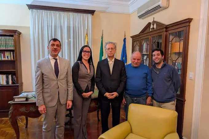 La liberazione di Luigi Gasperin, il secondo da destra (Foto da X)