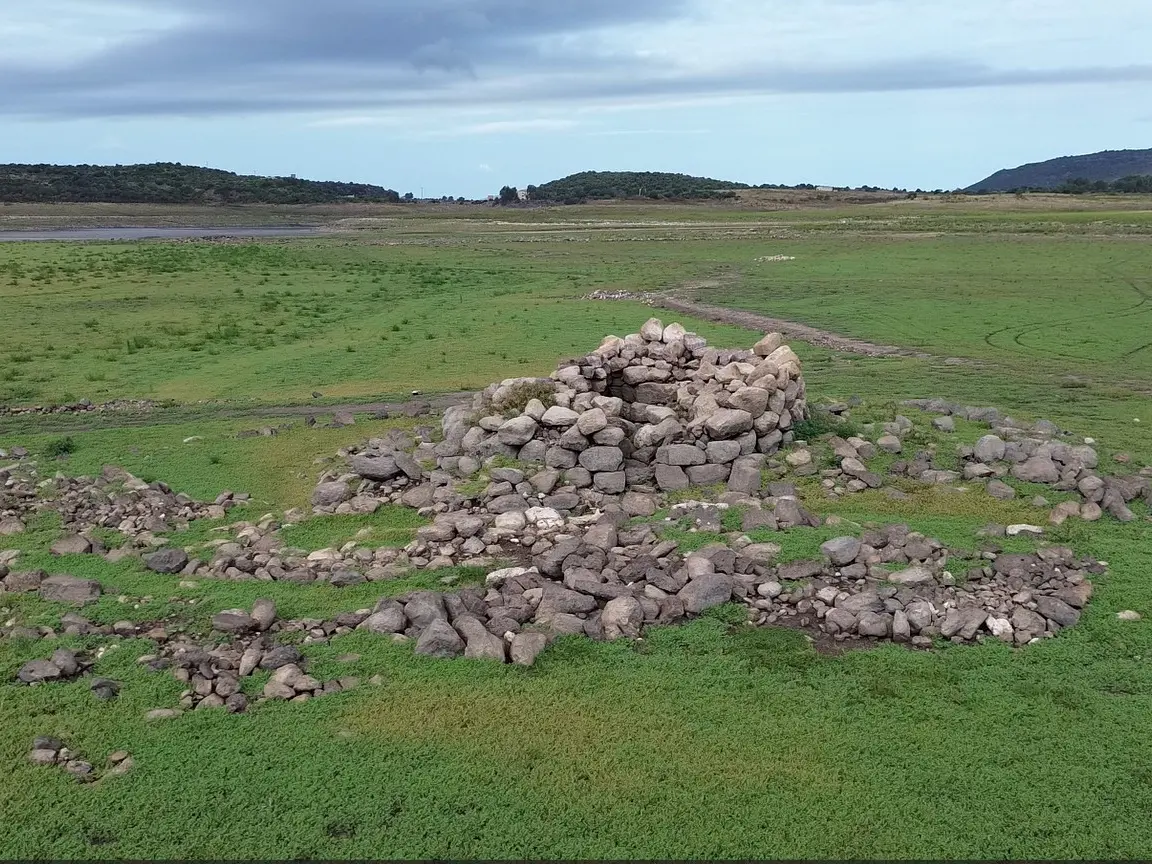 Il bacino del Cuga a secco, nel territorio di Uri