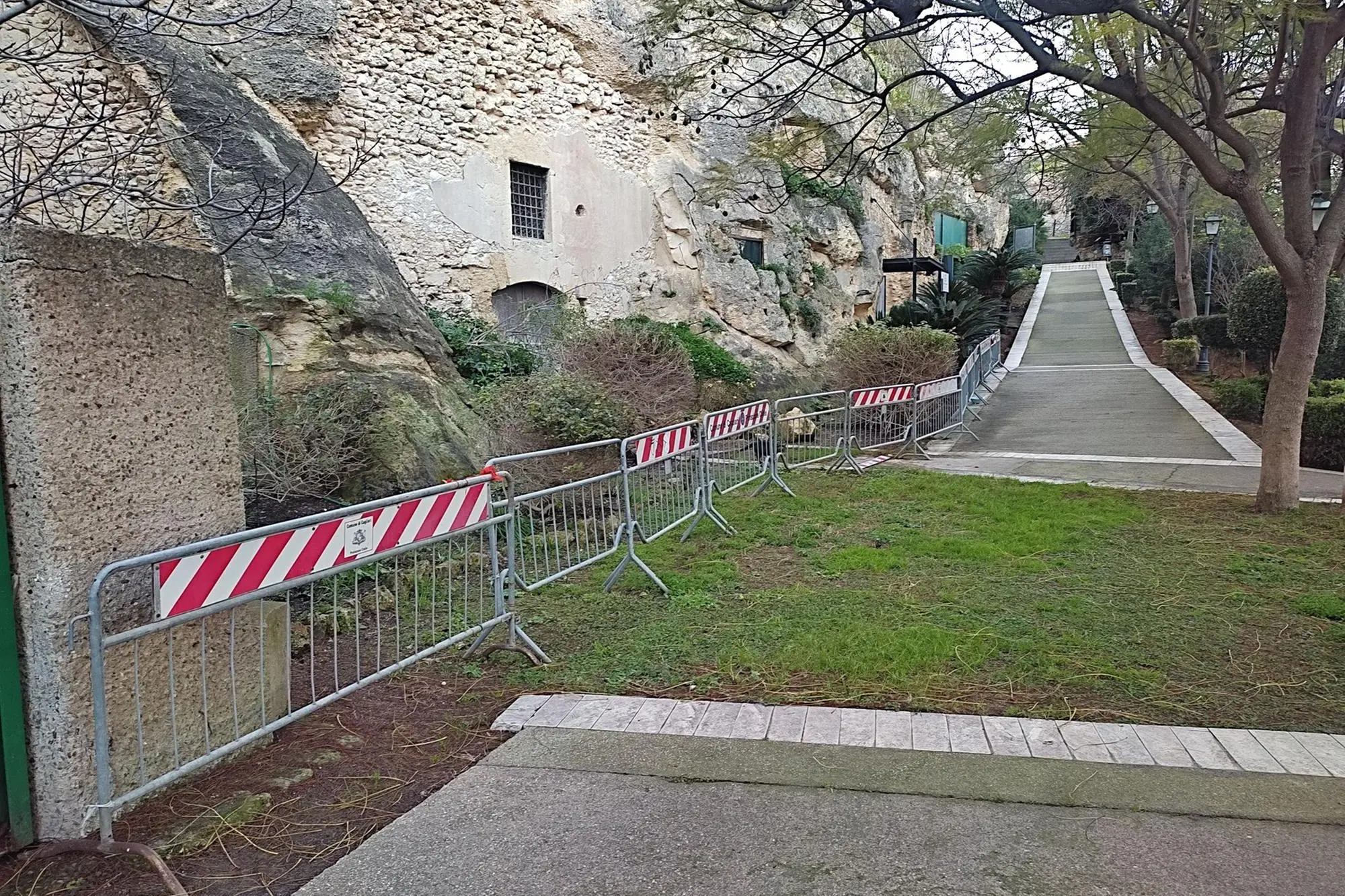 Cagliari, il costone roccioso dei Giardini pubblici