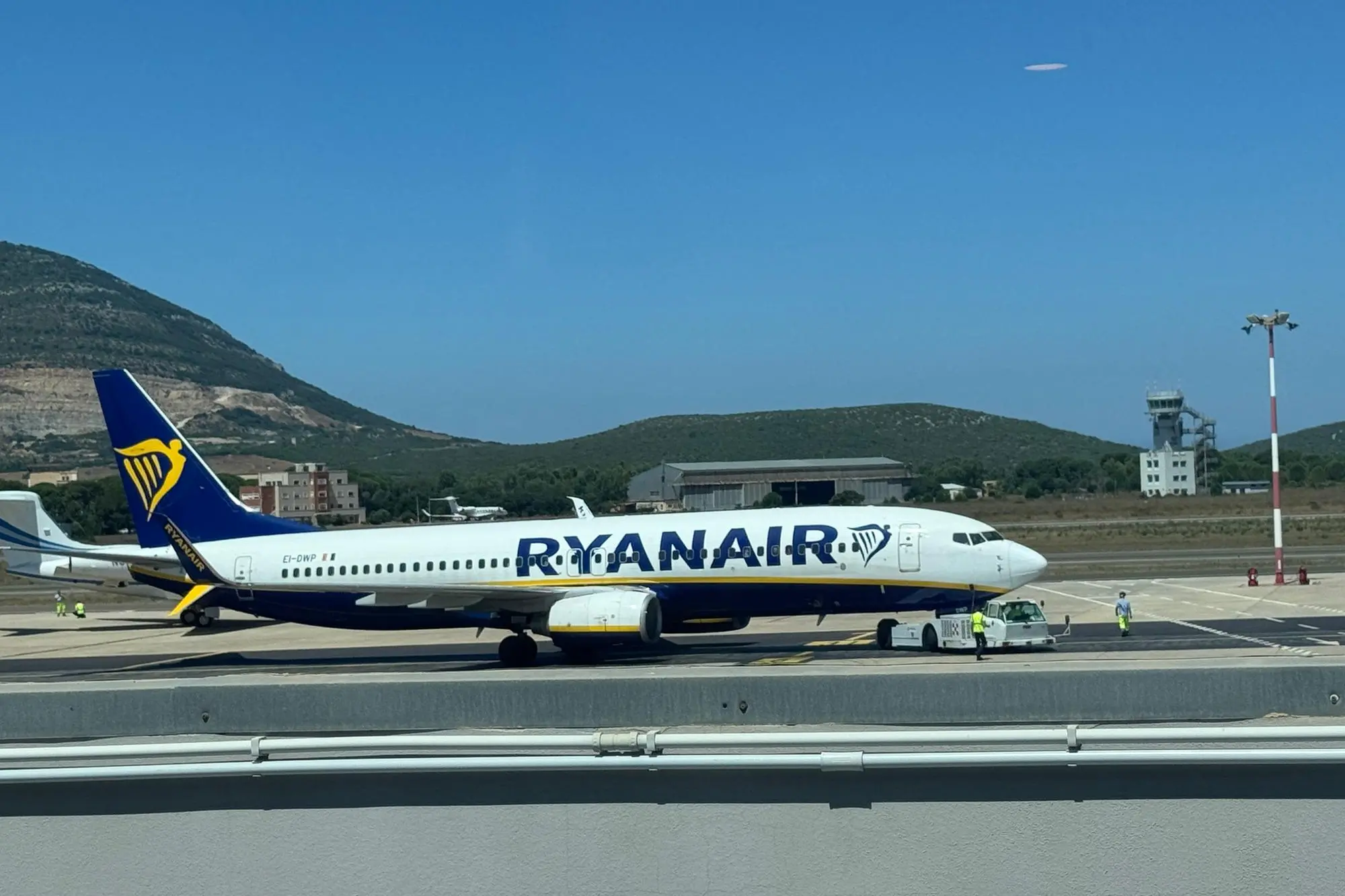 Un aeromobile Ryanair sulla pista dell'aeroporto di Alghero