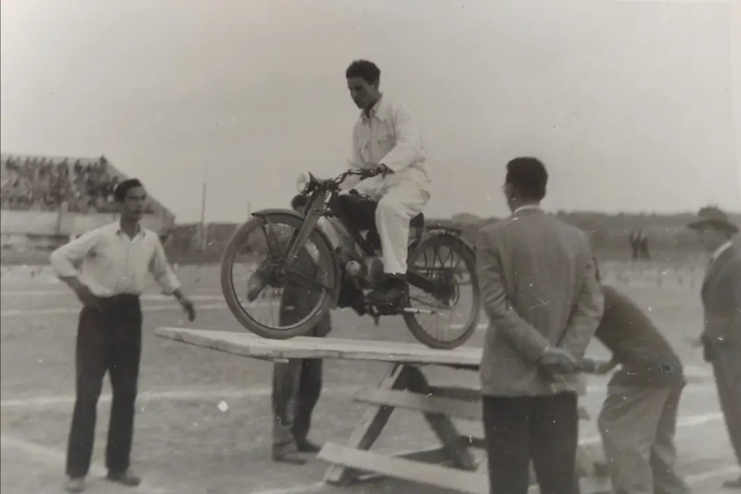 Il pilota Antonio Pasquino in sella a una moto in una gara di abilità alla fine degli Anni '50 (foto concessa)