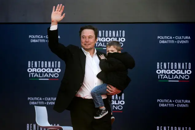 Elon Musk con il figlio a Roma (Ansa)