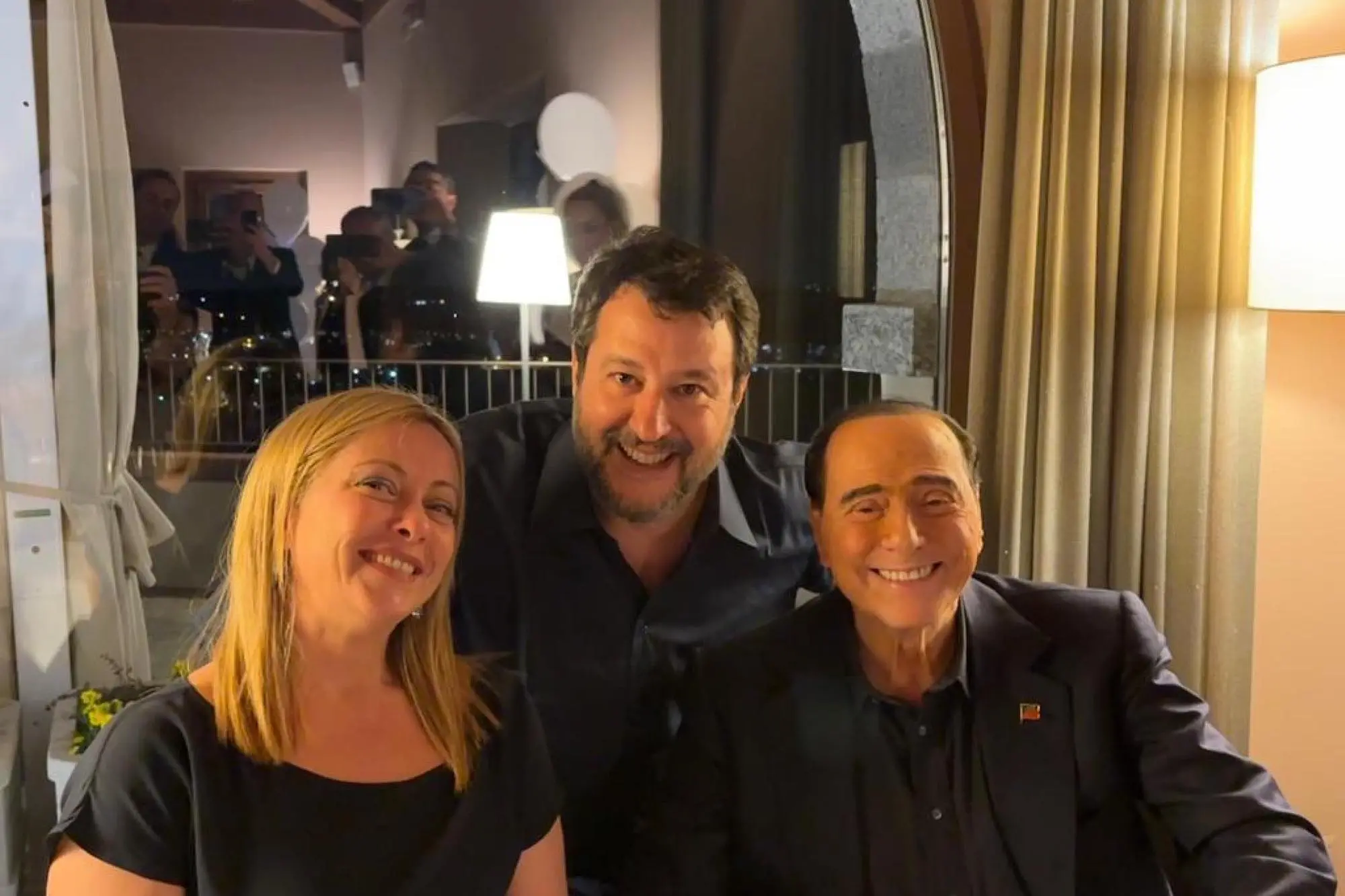 Festa a sopresa per i 50 anni di Matteo Salvini alle porte di Milano con due ospiti eccellenti, la premier Giorgia Meloni e il leader di Fi Silvio Berlusconi che posta su Instagram la foto di tutti e tre sorridenti durante il ricevimento. NPK Instagram / Silvio Berlusconi +++ATTENZIONE LA FOTO NON PUO' ESSERE PUBBLICATA O RIPRODOTTA SENZA L'AUTORIZZAZIONE DELLA FONTE DI ORIGINE CUI SI RINVIA+++ +++NO SALES; NO ARCHIVE; EDITORIAL USE ONLY+++