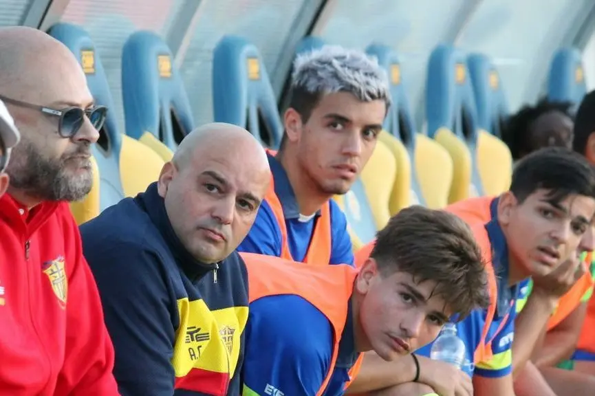 A sinistra, l'allenatore del  Villasimius Antonio Prastaro (Andrea Serreli)