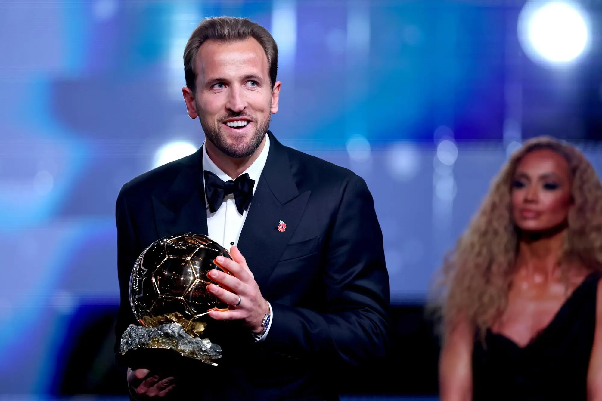 epaselect epa13333529 England captain Harry Kane wins the Men's Ballon d'Or at the 2026 Ballon d'Or awards ceremony at the London Palladium Theatre, London, Great Britain, 26 October 2026. It is the 70th edition of the annual ceremony. EPA/TOLGA AKMEN