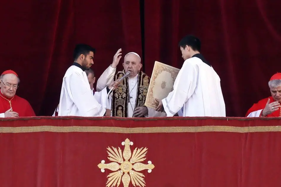 La benedizione "Urbi et Orbi" di Papa Francesco (Ansa - Antimiani)