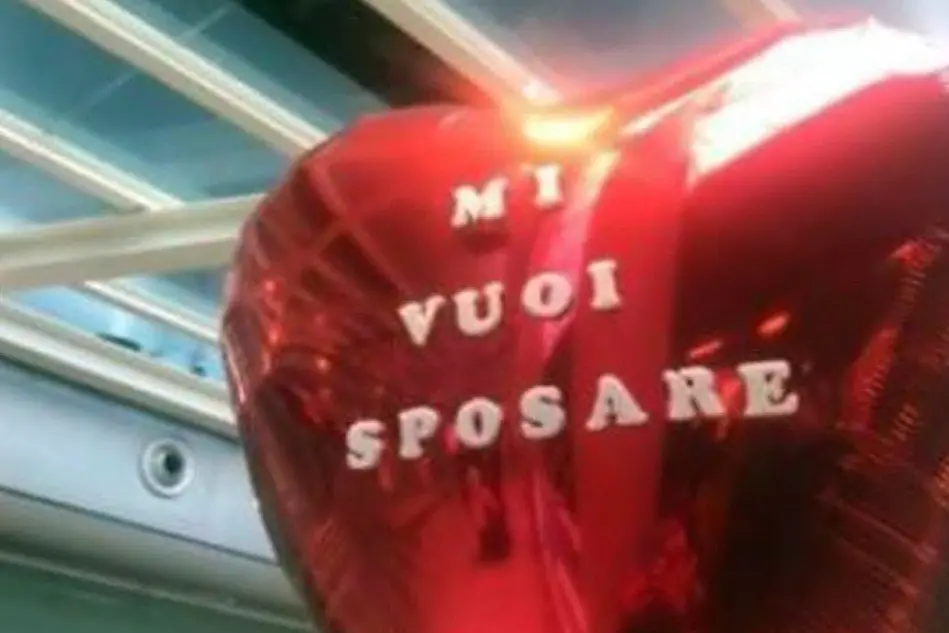 Il palloncino con cui si è presentato l'uomo (foto Facebook Aeroporto Catania)
