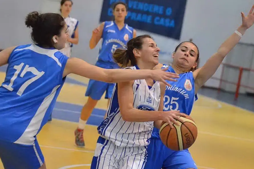 Una fase di Basket '90-Antonianum (foto Mattu)