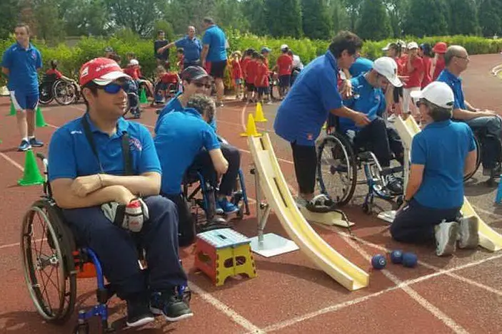 Atleti in attesa di cimentarsi nella disciplina della boccia paralimpica